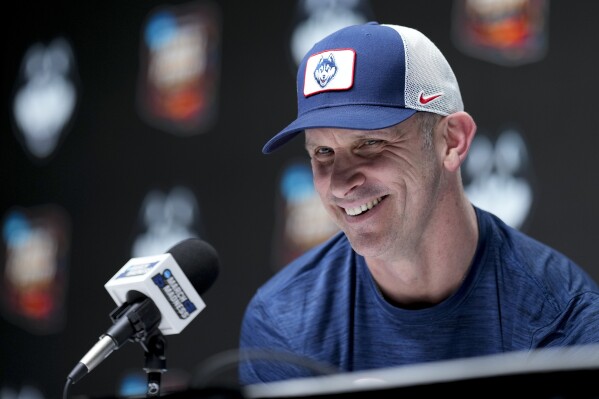 FILE - UConn head coach Dan Hurley speaks to the media during a news conference ahead of a Final Four college basketball game in the NCAA Tournament, Thursday, April 4, 2024, in Glendale, Ariz. Dan Hurley said in a radio appearance Thursday, June 13, that his rejection of a six-year, $70 million offer to coach the Los Angeles Lakers wasn’t a “leverage play” because he had already agreed to new contract with UConn.(ĢӰԺ Photo/David J. Phillip, File)