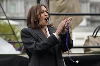 La vicepresidenta Kamala Harris aplaude después de dar el silbatazo de salida de una carrera como parte de las actividades de Pascua en la Casa Blanca, el lunes 18 de abril de 2022, en Washington. (AP Foto/Susan Walsh)