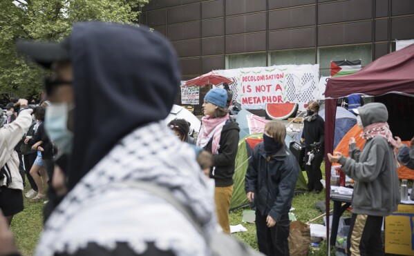 Les participants se tiennent lors d'une manifestation pro-palestinienne du groupe « Student Coalition Berlin » dans la cour du théâtre de l'université « Freie Universität Berlin » à Berlin, en Allemagne, le mardi 7 mai 2024. Des militants pro-palestiniens ont occupé une cour du Free Université de Berlin mardi.  (Sebastian Christoph Gollnow/dpa via AP)