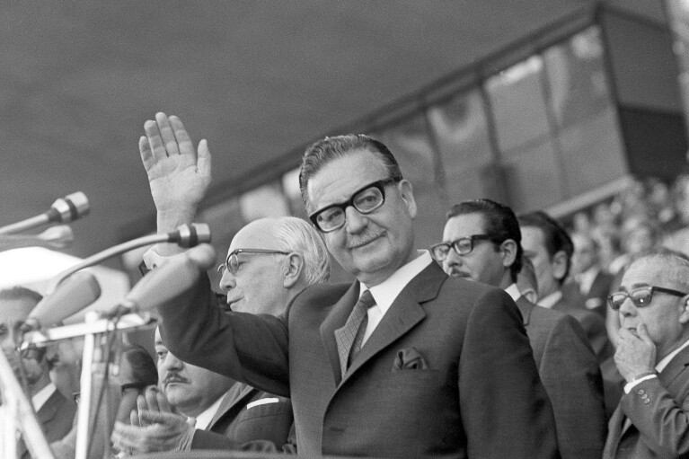 De Chileense president Salvador Allende in Buenos Aires, Argentinië, 26 mei 1973.  Linksen in Chili werden gemarteld tijdens de militaire dictatuur van generaal Augusto Pinochet, en in Argentinië werden velen dat ook gemarteld "verdwenen" door leden van de meedogenloze militaire dictatuur die gevangenen in concentratiekampen vasthield.  Het gebeurde allemaal met de steun van Henry Kissinger, de voormalige Amerikaanse minister van Buitenlandse Zaken.  Veel landen zijn tijdens de Koude Oorlog diep getekend door mensenrechtenschendingen in naam van het anticommunisme en waar velen nog steeds een diep wantrouwen koesteren jegens hun machtige buurland in het noorden.  (AP Foto/Eduardo Di Baia, Bestand)