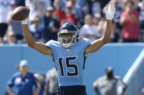 Tennessee Titans wide receiver A.J. Brown (C) catches a 33-yard