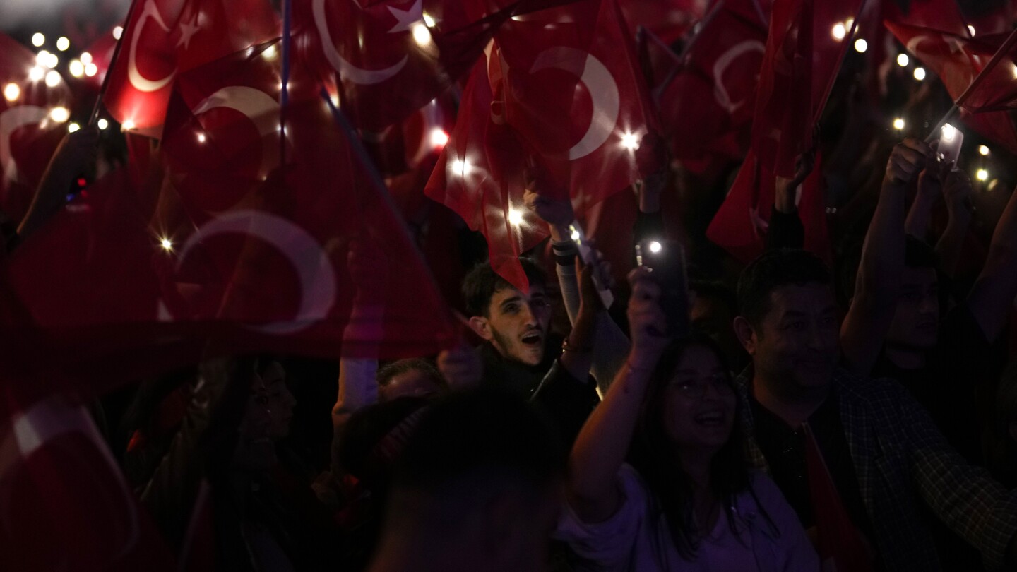 ИСТАНБУЛ АП — Турция се примиряваше в понеделник с неочаквания