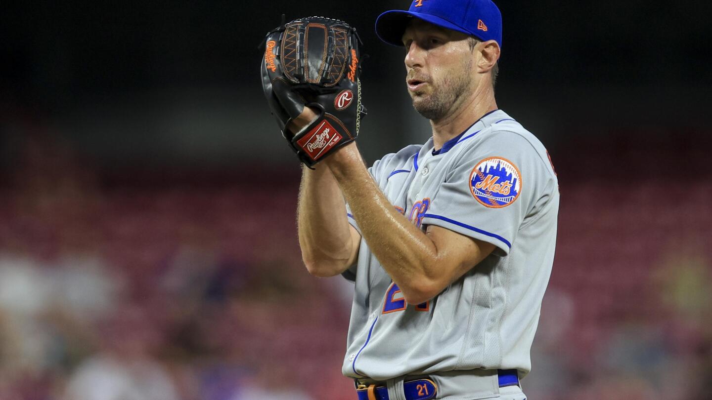 Reds fans throw baseballs at Mets' Jeff McNeil 