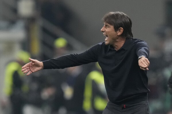 Napoli's head coach Antonio Conte gives instructions from the side line during the Serie A soccer match between AC Milan and Napoli at the San Siro stadium, in Milan, Italy, Tuesday, Oct. 29, 2024. (AP Photo/Luca Bruno)