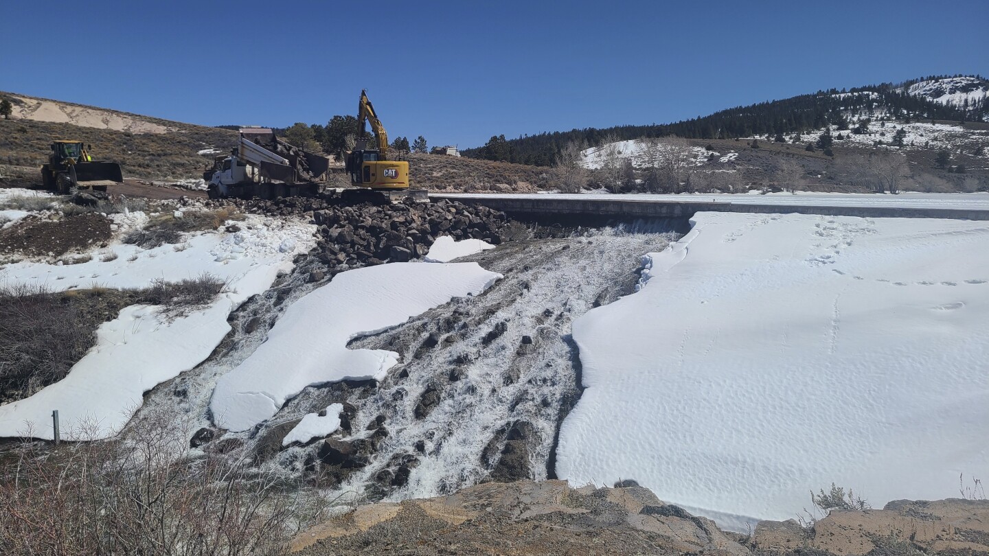 L’eau s’écoule d’un barrage rural de l’Utah par une fissure de 60 pieds, mettant en danger la ville voisine
