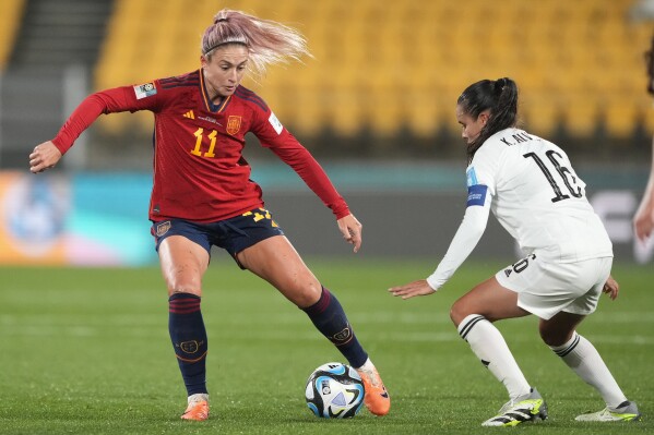 Spain's Alexia Putellas , left, and Costa Rica's Katherine Alvarado compete for the ball during the Women's World Cup Group C soccer match between Spain and Costa Rica in Wellington, New Zealand, Friday, July 21, 2023. (AP Photo/John Cowpland )