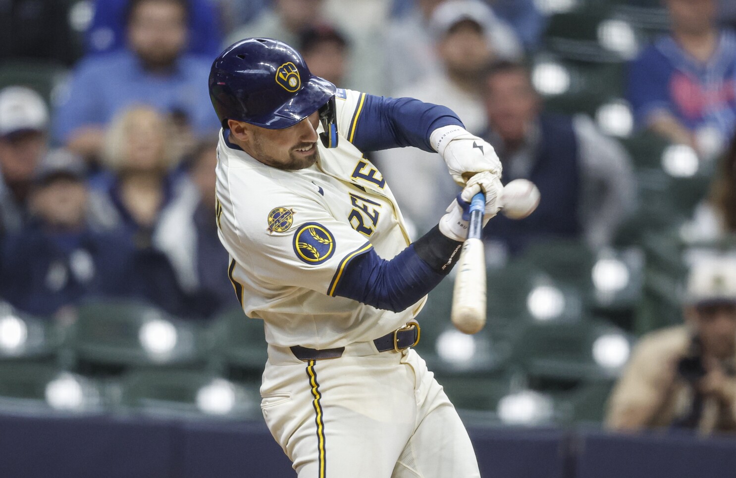 Durbin's sacrifice fly gives the Brewers a 6-5 walk-off win over the Red Sox