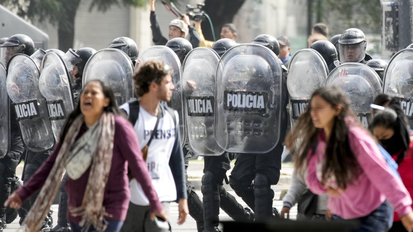La policía argentina está intensificando su respuesta ante las crecientes protestas antigubernamentales