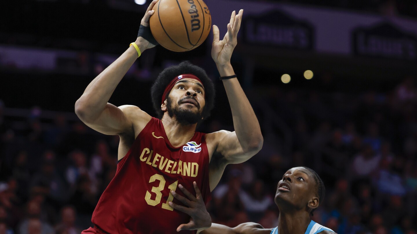 NBA-leading Cavaliers win 13th straight game, rallying to edge Hornets 118-117