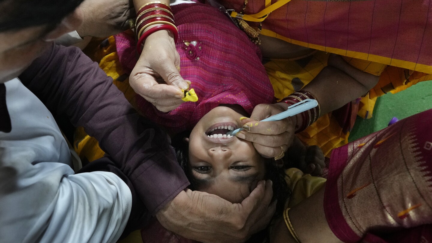 ХАЙДЕРАБАД Индия AP — Майка насърчава дъщеря си да отвори