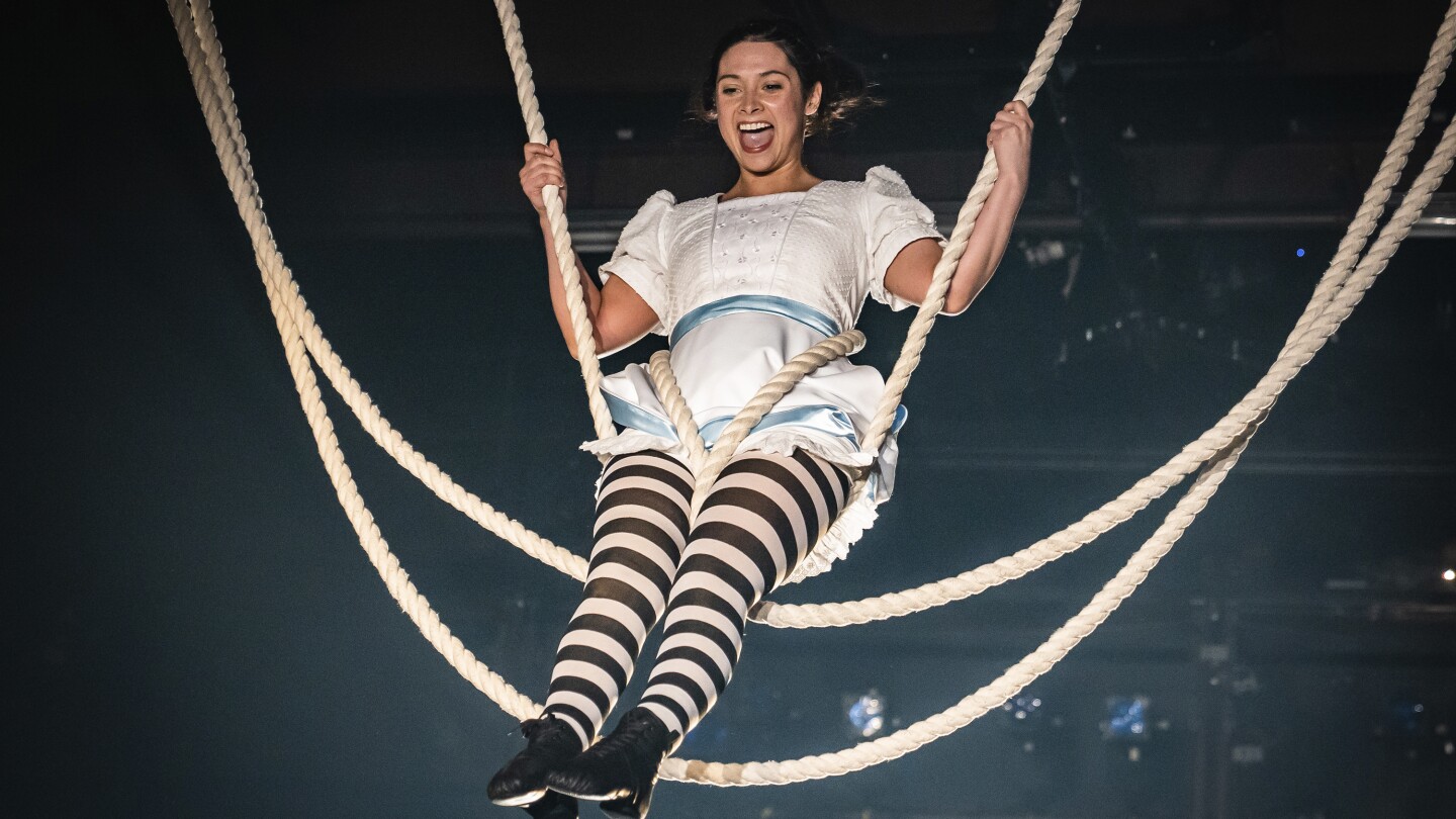 Сценична пиеса „Алиса в страната на чудесата“ от Чикаго обединява циркови елементи за ново излъчване на PBS