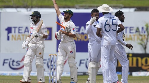 De Pakistaanse Agha Salman, tweede van links, zwaait naar de vleugel na het scoren van winnende punten terwijl Imam-ul-Haq met hem wandelt nadat Pakistan Sri Lanka versloeg met vier wickets in de eerste Testcricketwedstrijd tussen Sri Lanka en Pakistan in Galle, Sri Lanka, op donderdag 20 juli 2023 (AP Photo/Eranga Jayawardena)