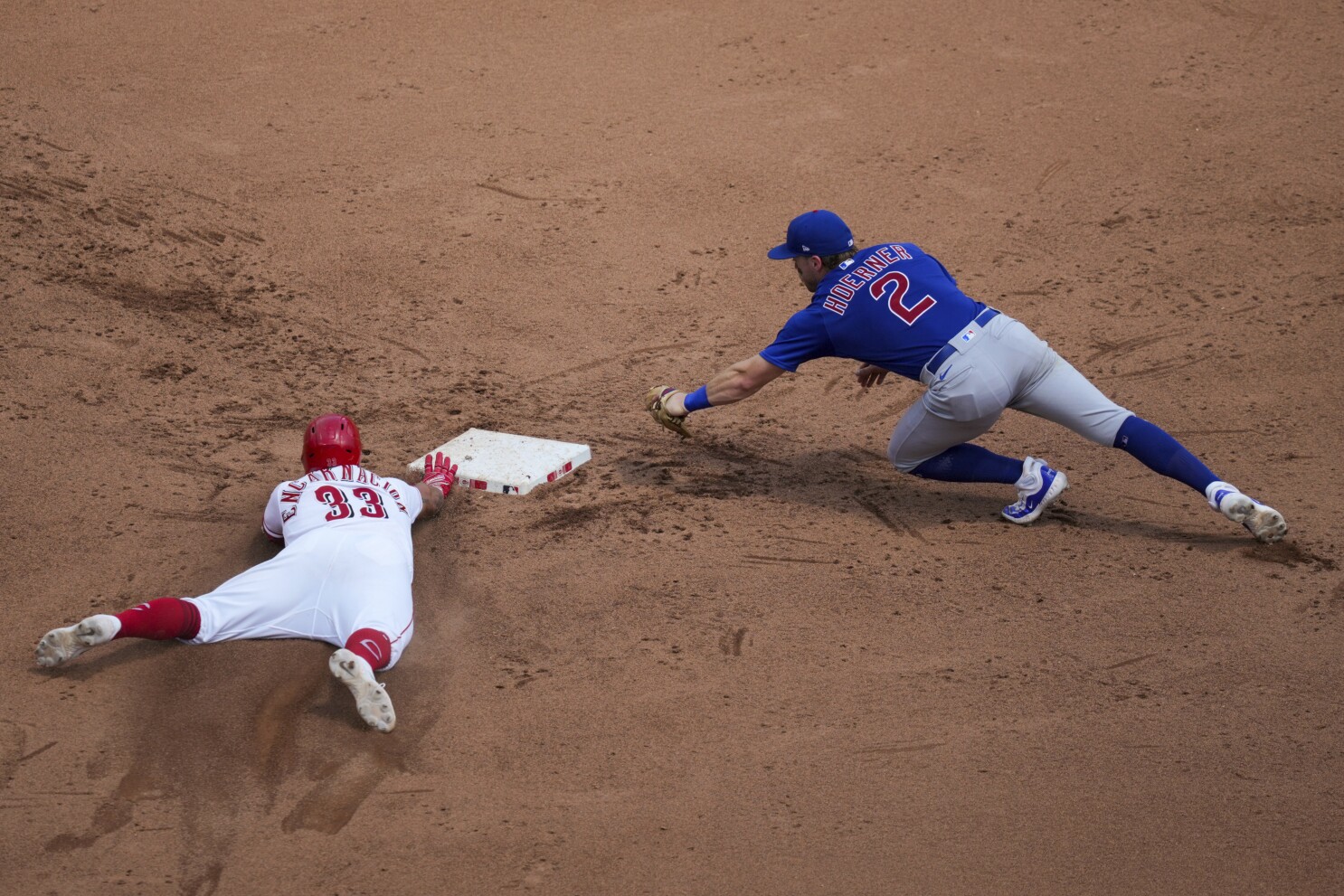 Eighth-inning barrage powers Cubs to 15-7 rout of Reds and a split