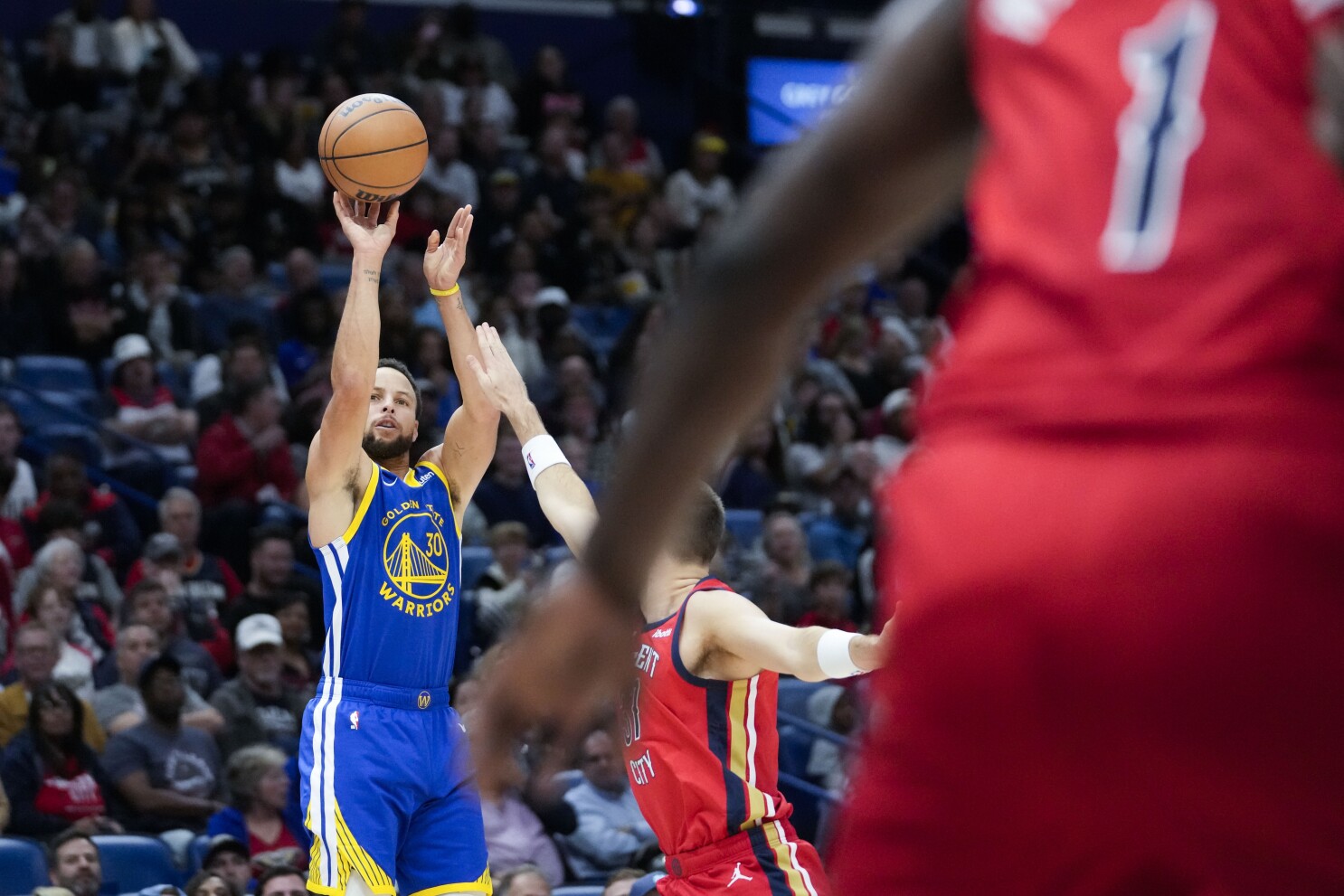 Curry hits 7 3-pointers, scores 42, as the Warriors roll past the