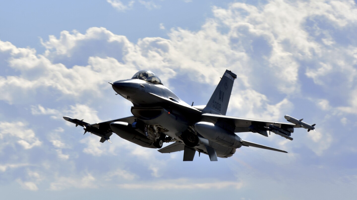 Senatörler, NATO genişleme anlaşmasının bir parçası olarak Türkiye'ye F-16 satışına ihtiyatlı bir şekilde izin veriyor.  “Anlaşma anlaşmadır”