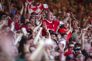 Aficionados durante el partido de la Liga Premier inglesa entre el Liverpool y el Wolverhampton Wanderers en el estadio de Anfield en Liverpool, Inglaterra, el domingo 19 de mayo de 2024. (AP Foto/Jon Super)