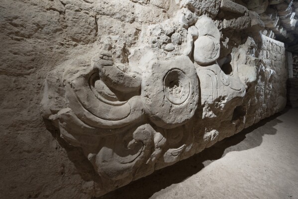 Honduras'ın batısındaki antik bir Maya bölgesi olan Copan Akropolü'ndeki "Jaguar Tüneli" içinde alçı bir kabartma görülüyor, 23 Eylül 2023 Cumartesi. (AP Fotoğrafı/Moises Castillo)