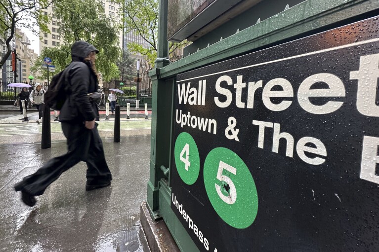 2024年5月15日水曜日、ニューヨークの地下鉄ウォール街駅の入り口を通過する人々。ウォール街の取引は、インフレと小売売上高に関する米国政府の最新報告を控え、序盤は低調。(AP Photo/Peter Morgan)