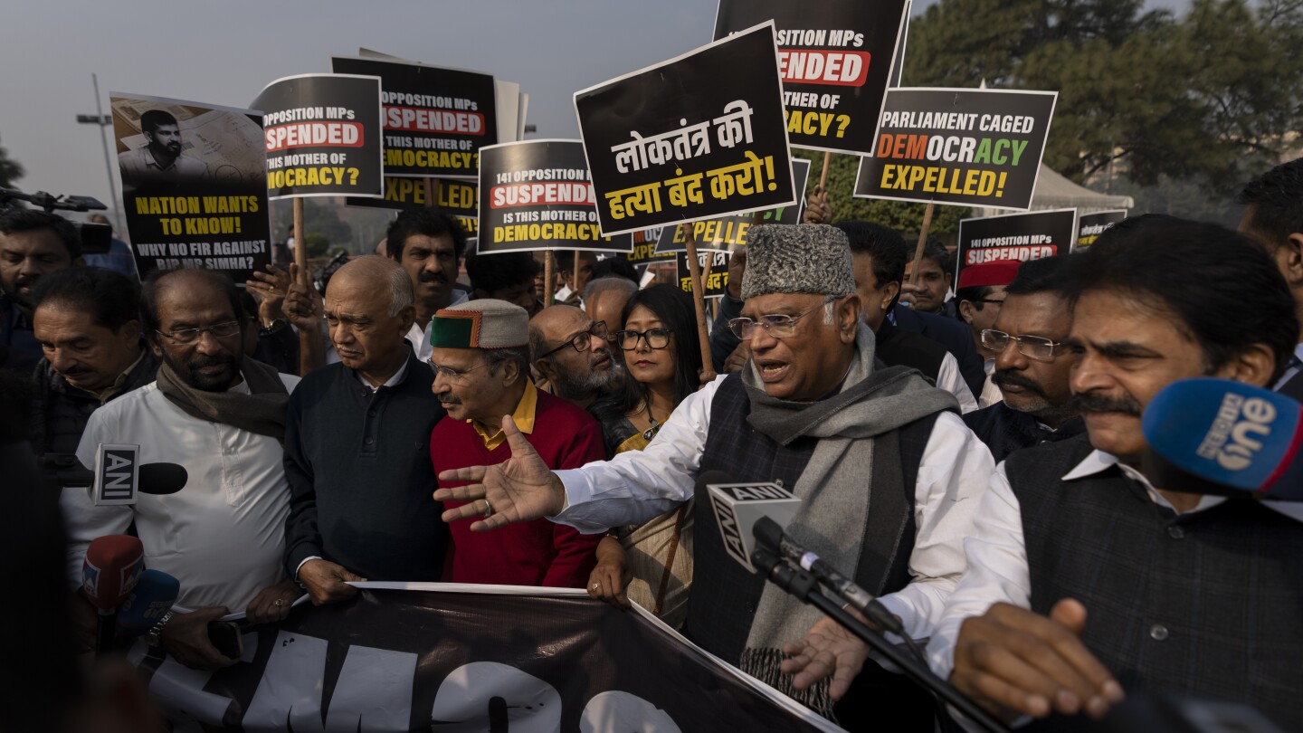 Индийските опозиционни депутати протестират срещу отстраняването им от парламента от правителството