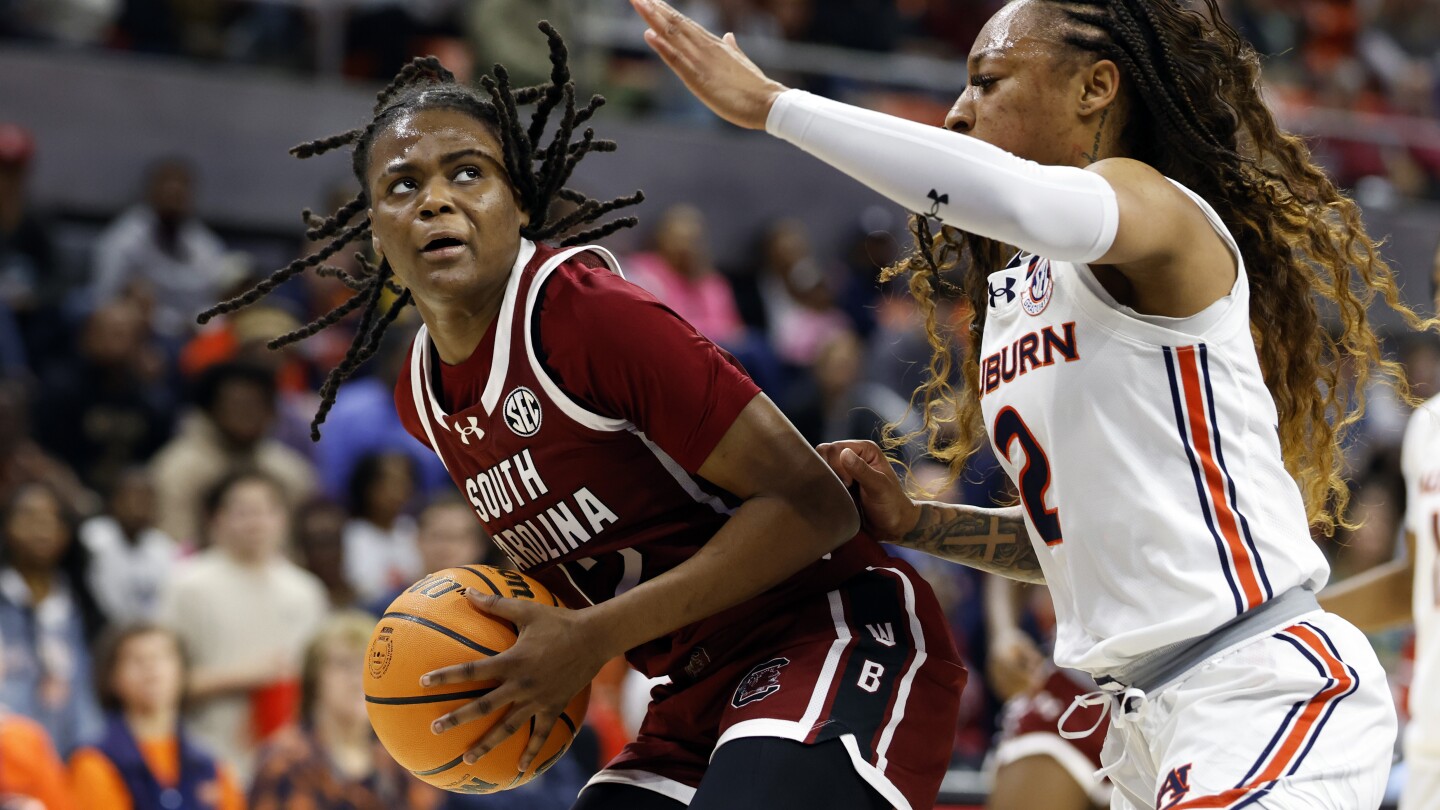 Top-ranked South Carolina runs winning streak to 20 games with 76-54 victory over Auburn