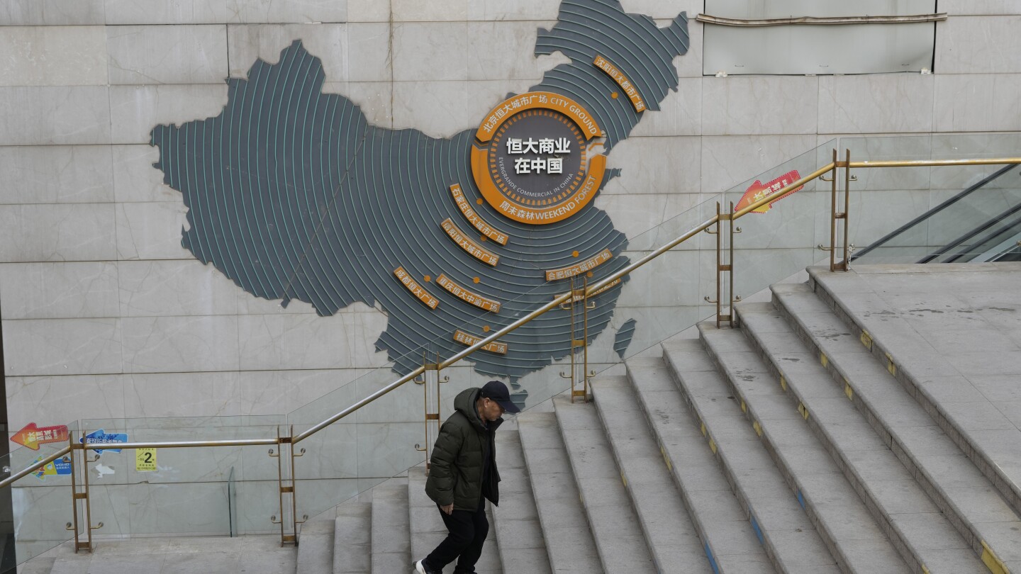 Китайският надзорен орган глоби строителния предприемач Evergrande, наложи доживотна забрана на неговия председател