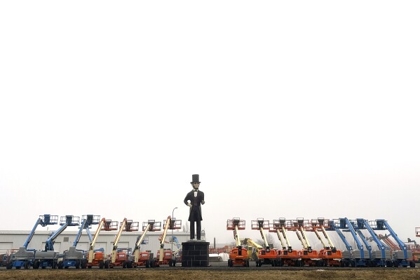 Une statue d'Abraham Lincoln domine les ascenseurs surplombant l'Interstate 57 chez Anderson Equipment Rental Sales Service Company, le vendredi 16 février 2024, à Bourbonnais, Illinois (AP Photo/Charles Rex Arbogast)