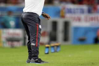 El técnico de Chile, Jorge Sampaoli, imparte instrucciones durante un partido contra España en la Copa del Mundo el miércoles, 18 de junio de 2014, ,en Río de Janeiro. (AP Photo/Natacha Pisarenko)