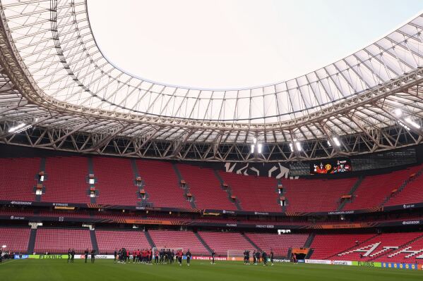 Manchester United players visit the pitch ahead of the Europa League final soccer match against Tottenham Hotspur at the San Mames Stadium in Bilbao, Spain, Tuesday, May 20, 2025. (AP Photo/Manu Fernandez)