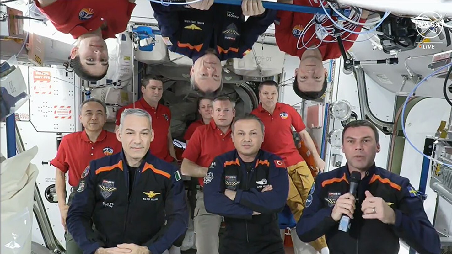 Астронавти от Турция, Италия и Швеция се завърнаха на Земята, слагайки край на частно пътуване до космическа станция