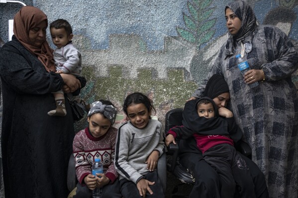 فلسطينيون ينعون أقاربهم الذين قتلوا في القصف الإسرائيلي لقطاع غزة، في مستشفى رفح، جنوب غزة، الخميس 21 ديسمبر 2023. (AP Photo / Fatima Shbair)