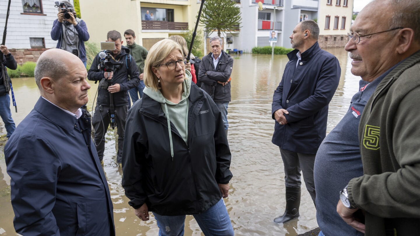 Als Zeichen der Solidarität bereiste die Bundeskanzlerin die überschwemmten Gebiete im Südwesten
