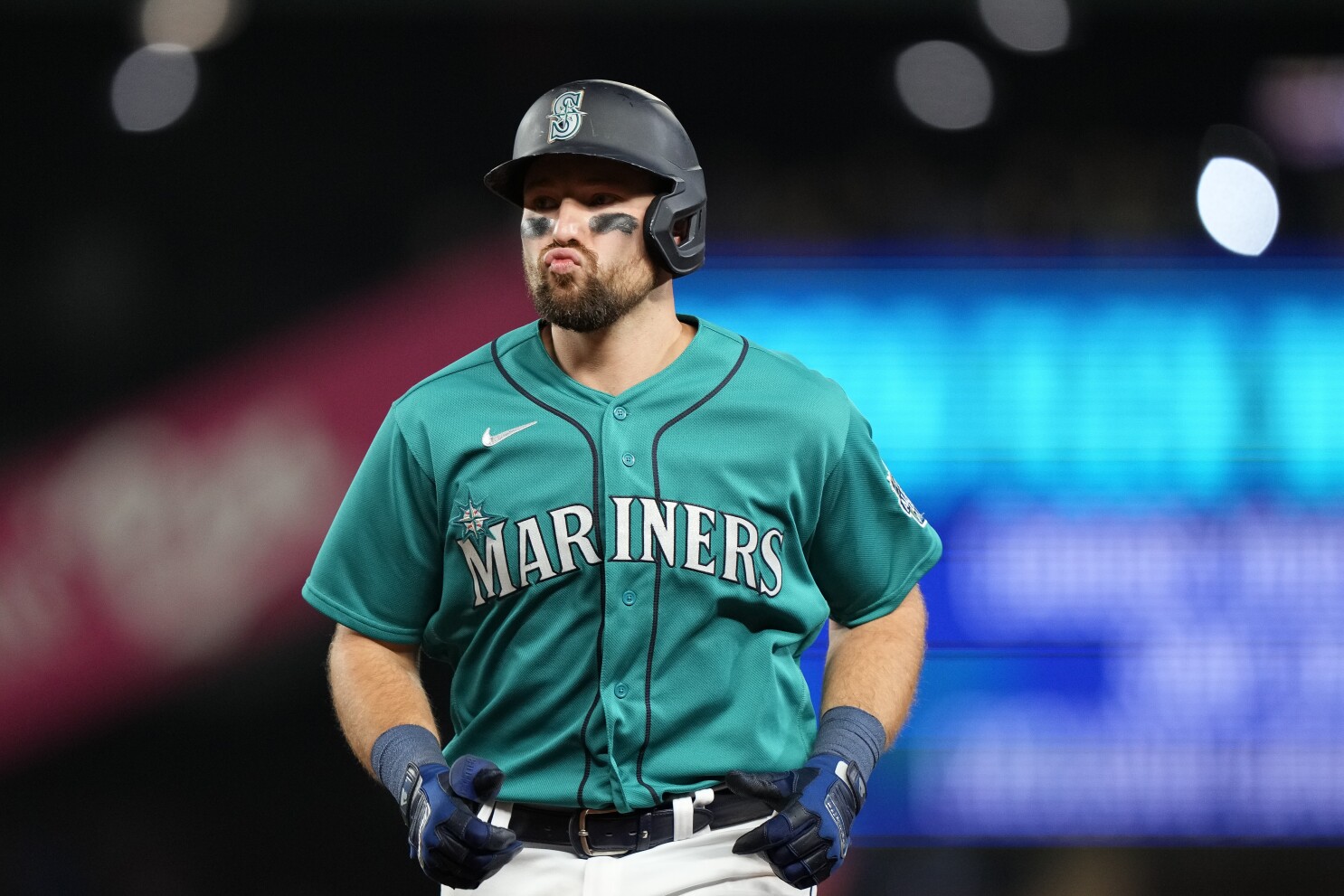 Mariners show off new uniforms, but they don't help them connect