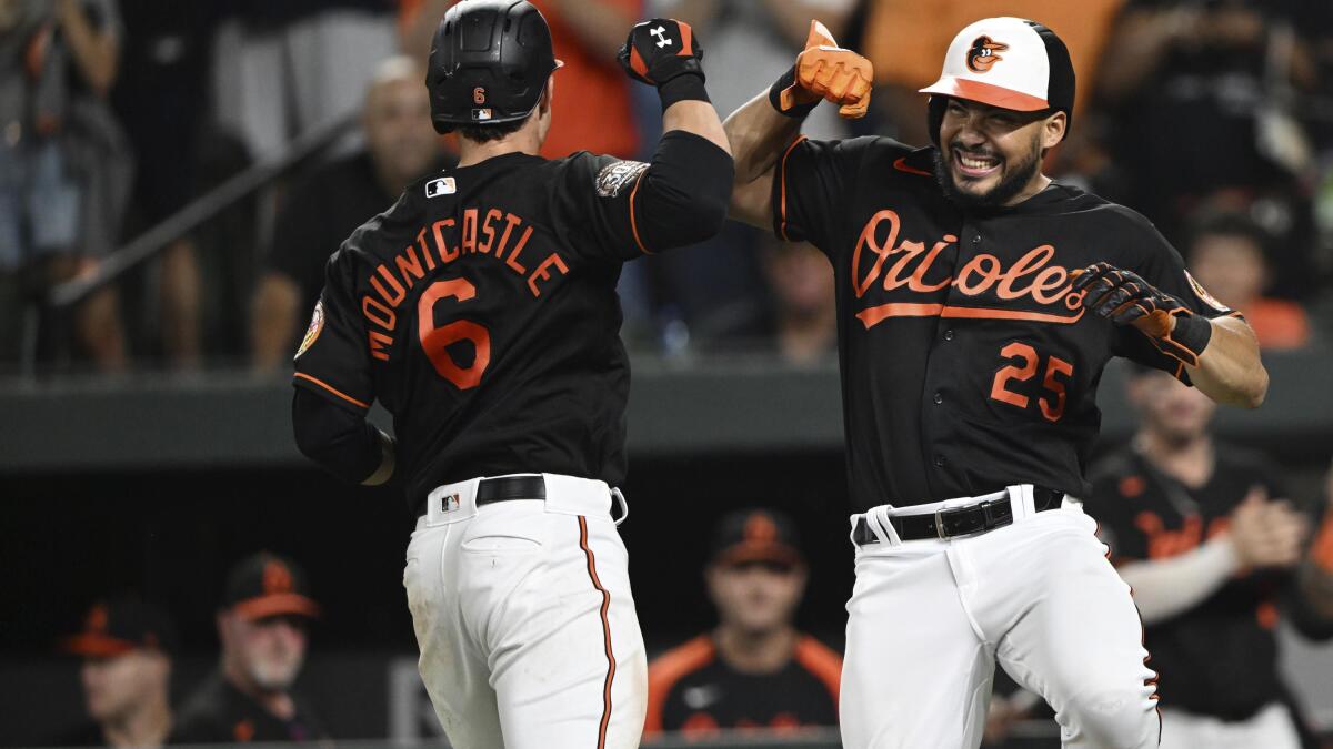 Orioles outslug Red Sox, hit 5 homers in wild 15-10 win