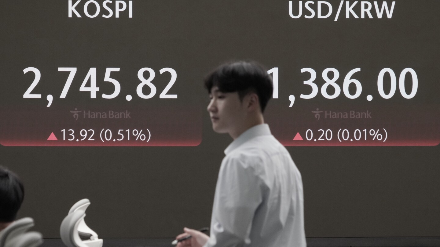 Asian Stocks Surge on Anticipation of Central Bank Policy Meetings and Tech Earnings