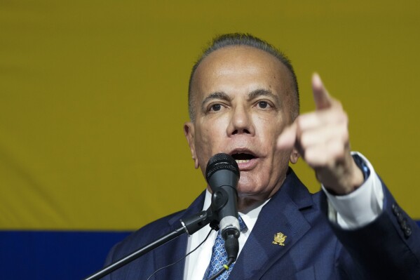 El candidato presidencial Manuel Rosales da una conferencia de prensa en Caracas, Venezuela, el martes 26 de marzo de 2024. (AP Foto/Matías Delacroix)