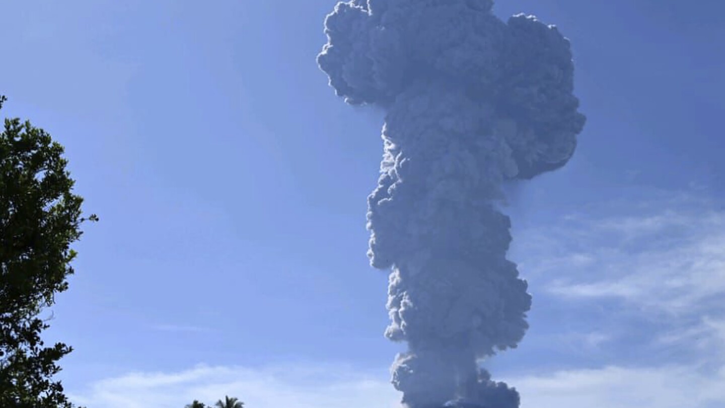 Индонезия повиши тревогата за вулкана Ибу до най-високото ниво след поредица от изригвания