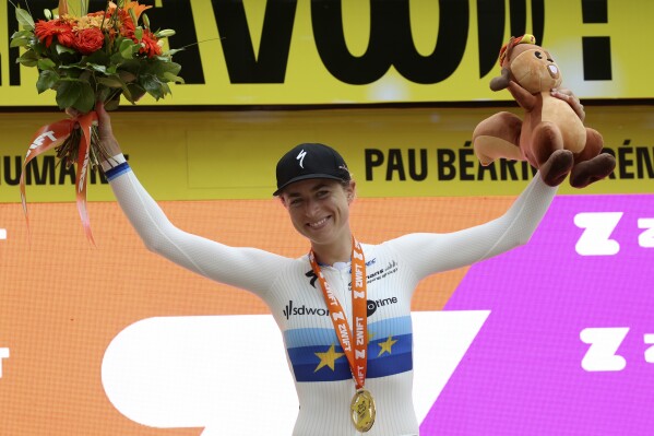 Vollering wins women's Tour de France and teammate Reusser clinches final  stage - The San Diego Union-Tribune