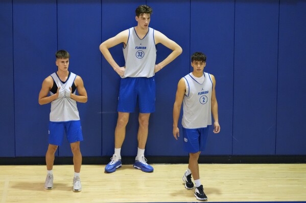 He's the world's tallest teen — and is set to make college basketball  history | AP News