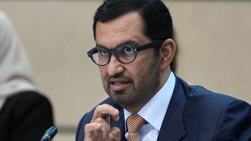 DOSSIER - Le président désigné de la conférence des Nations Unies, Sultan al-Jaber, assiste à la Conférence des Nations Unies sur les changements climatiques à Bonn, en Allemagne, le jeudi 8 juin 2023. Le chef des pourparlers sur le climat des Nations Unies de cette année a appelé le jeudi 13 juillet 2023, pour les gouvernements et entreprises à lutter contre le réchauffement climatique en réduisant les émissions de gaz à effet de serre dans toutes les régions et tous les secteurs si elles veulent empêcher la planète de dépasser une limite de température clé convenue il y a plus de sept ans.  (AP Photo/Martin Meissner, Dossier)