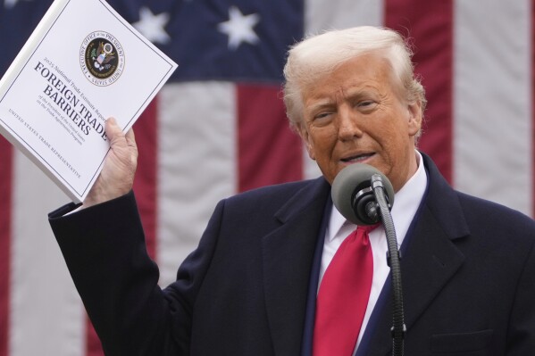 El presidente estadounidense Donald Trump habla durante un evento para anunciar aranceles nuevos en la Rosaleda de la Casa Blanca, en Washington, el miércoles 2 de abril de 2025. (AP Foto/Mark Schiefelbein)