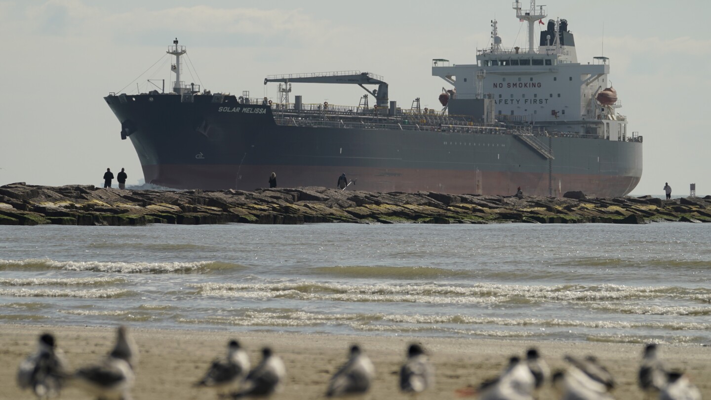 Еколозите протестират, докато администрацията на Байдън одобрява огромен терминал за износ на петрол край бреговете на Тексас