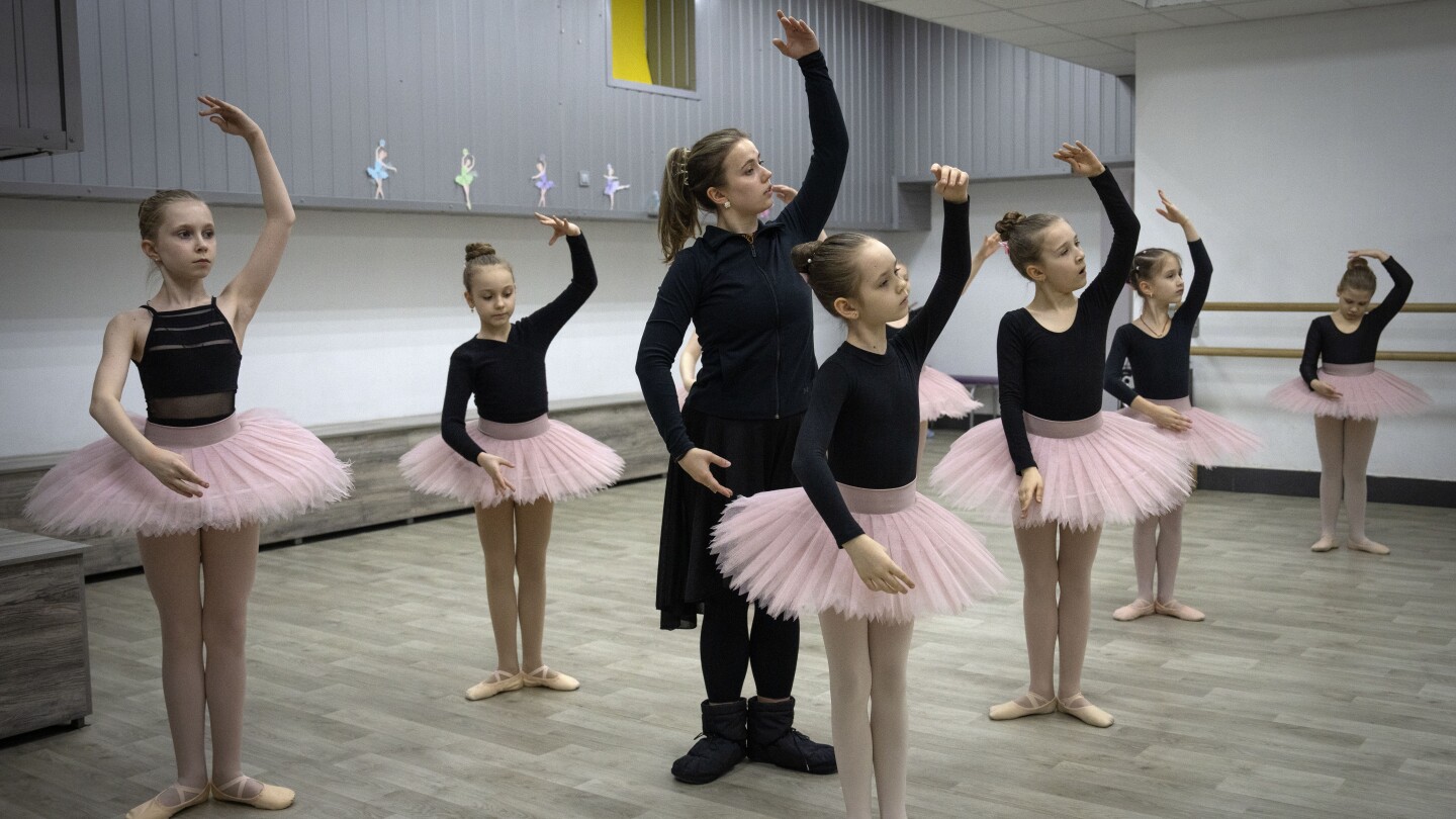 ХАРКИВ Украйна AP — В танцово студио което служи и
