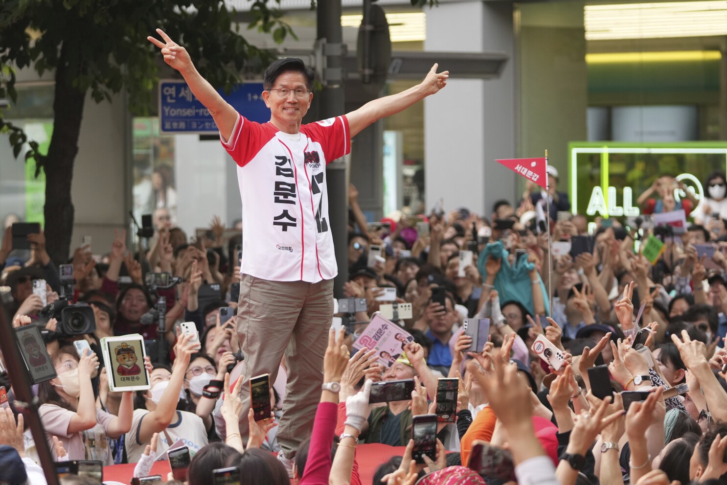 South Korean presidential candidates took different paths to election