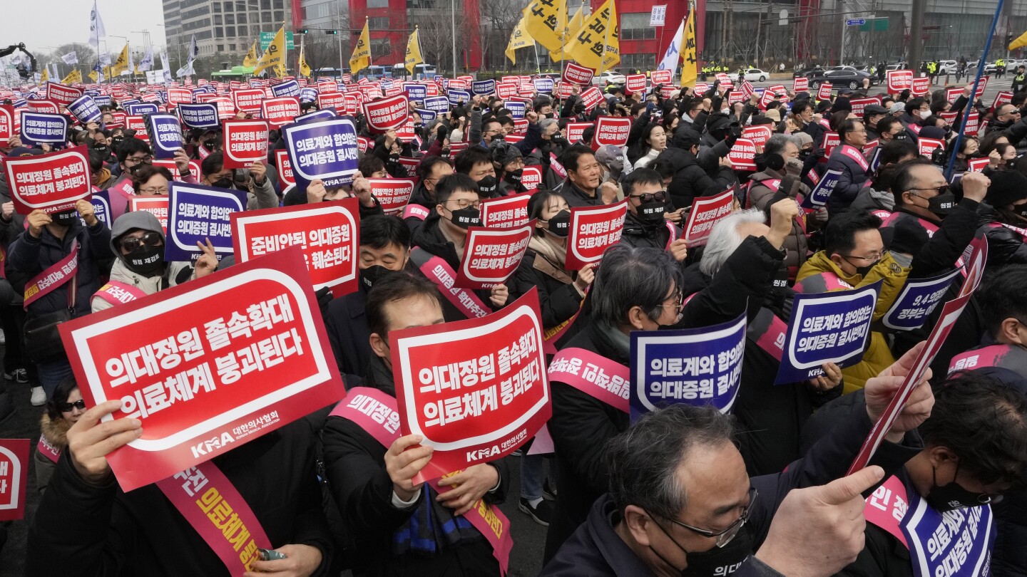 Южна Корея спря лицензите на 2 старши лекари в първите наказателни стъпки заради напускането на лекари