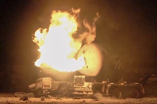 En esta foto tomada de un video publicado por el canal de televisión Al Masirah se muestra un petrolero en llamas después de que los ataques aéreos estadounidenses tuvieran como objetivo el puerto petrolero de Ras Isa ocupado por los rebeldes hutíes de Yemen en Hodeida, Yemen, el viernes 18 de abril de 2025. (Al Masirah TV vía AP)