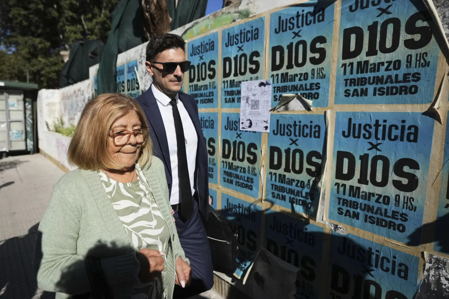 Una pancarta que dice 'Justicia por D10S' en el juicio por la muerte de Diego Maradona