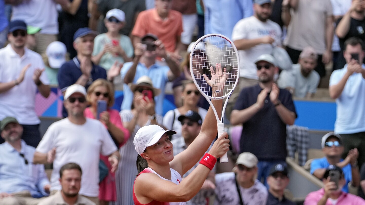 Olympics tennis Iga Swiatek earns a bronze medal for Poland AP News