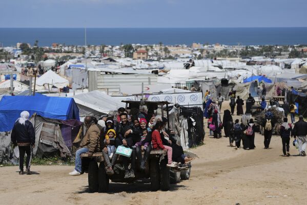 Những người Palestine phải di dời, chạy trốn khỏi Rafah trong bối cảnh các hoạt động quân sự đang diễn ra của Israel sau cuộc tấn công mới của Israel vào Dải Gaza, đến Khan Younis, Gaza, vào Chủ Nhật, ngày 23 tháng 3 năm 2025. (Ảnh AP/Abdel Kareem Hana)