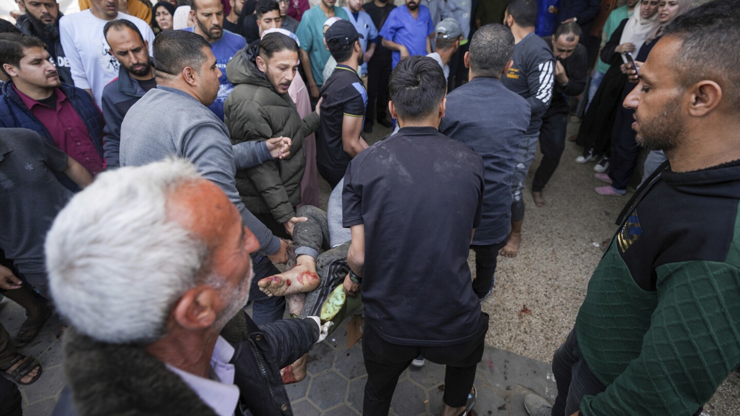 Палестинците казват, че израелските войски са се изтеглили от главната болница в Газа след двуседмична атака