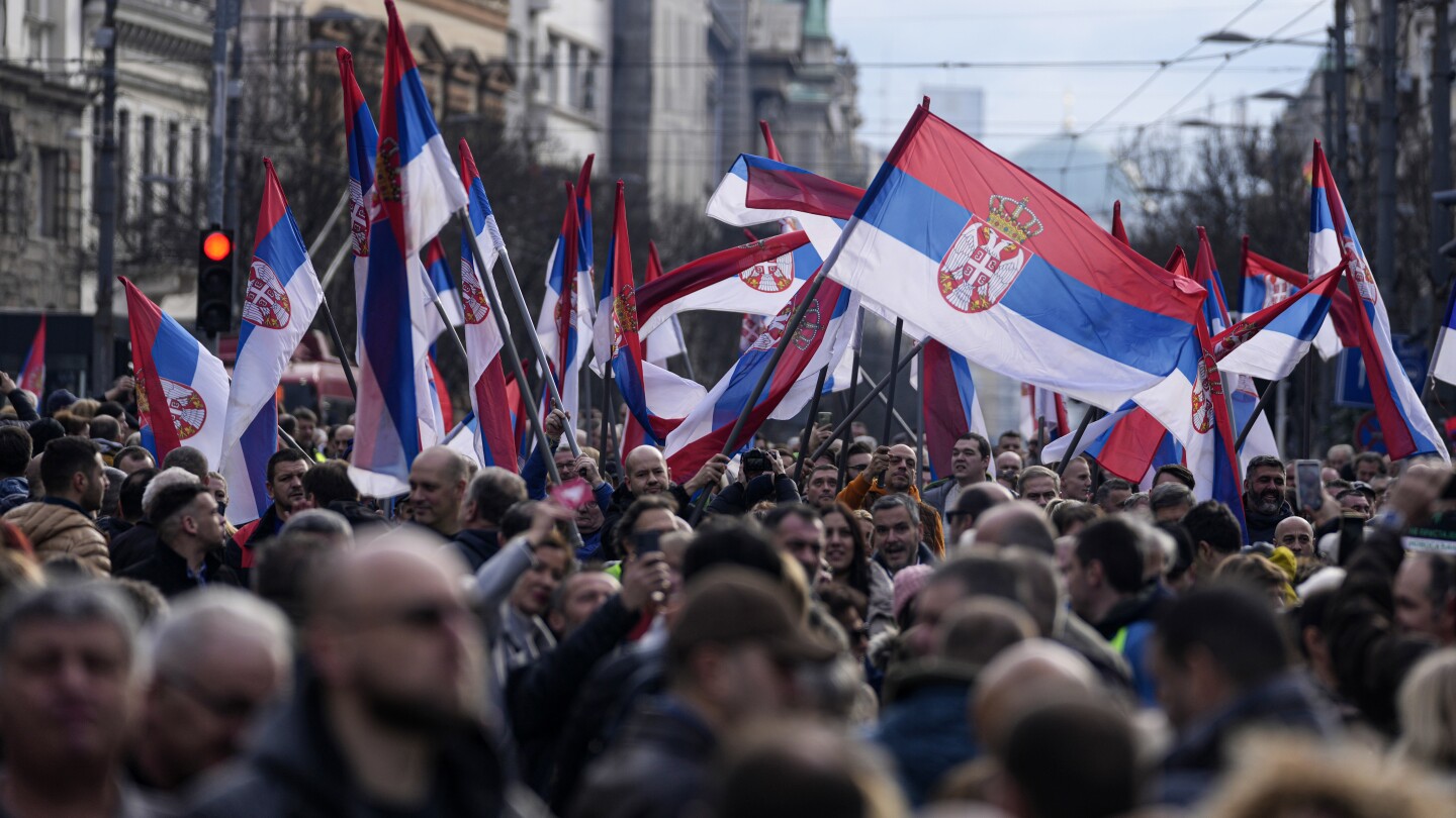 БЕЛГРАД Сърбия АП — Хиляди хора се събраха на митинг